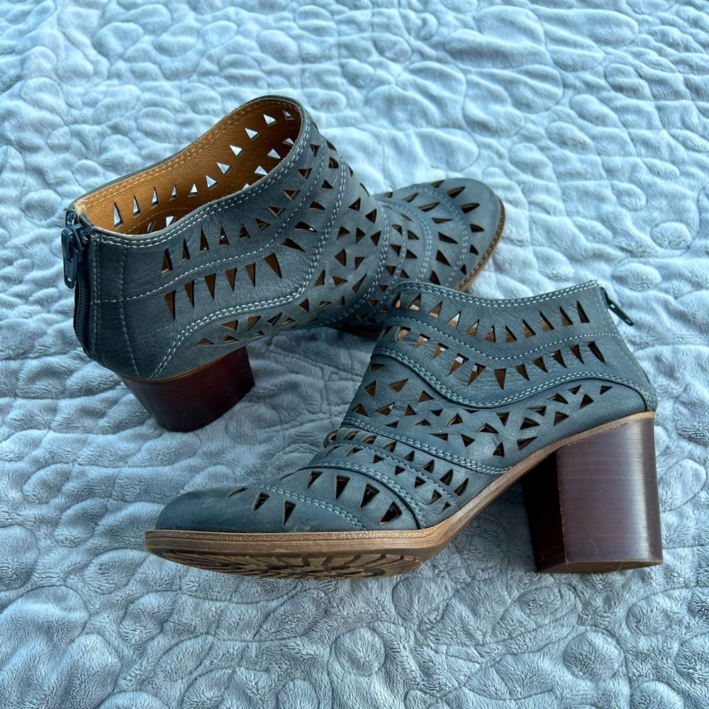 GUC Sofft Laser-Cut Heeled Ankle Boot size 8 - Picture 8 of 10